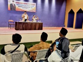Anggota DPR RI Fraksi Partai Gerindra Komisi VIII, Ir. Endro Hermono, MBA. menerima keluh kesah masyarakat untuk mengevaluasi kembali data penerima PKH. (blok-a.com/Fajar)
