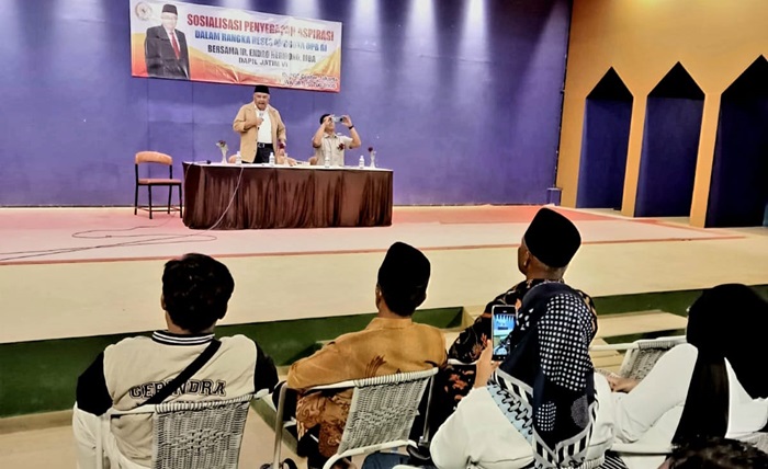 Anggota DPR RI Fraksi Partai Gerindra Komisi VIII, Ir. Endro Hermono, MBA. menerima keluh kesah masyarakat untuk mengevaluasi kembali data penerima PKH. (blok-a.com/Fajar)