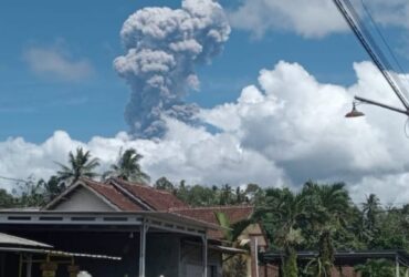 Erupsi Gunung Raung mencapai ketinggian 2.000 meter di atas puncak, Selasa (24/12/2024).