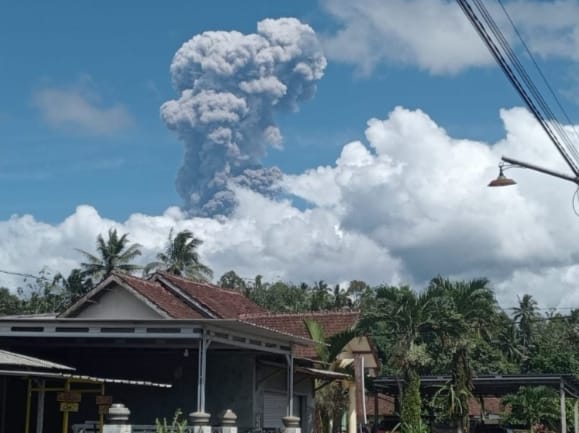 Erupsi Gunung Raung mencapai ketinggian 2.000 meter di atas puncak, Selasa (24/12/2024).
