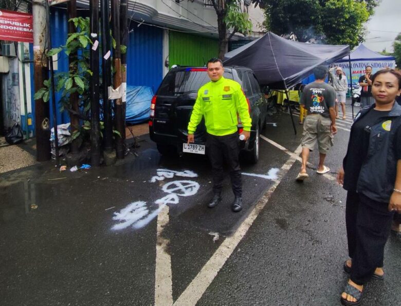 Asyik Duduk di Sepeda Motor, Malah Tertabrak Mobil Suzuki Grand Vitura di Malang