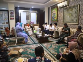 Teks: Forkopimda Jombang saat berkunjung ke rumah Paslon no urut 01 Hj. Mundjidah Wahab.(Blok-a.com/Syahrul Wijaya)