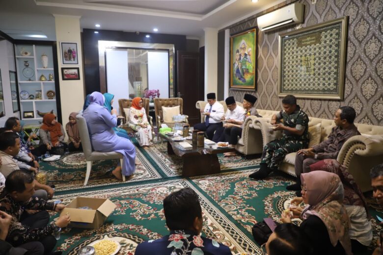 Teks: Forkopimda Jombang saat berkunjung ke rumah Paslon no urut 01 Hj. Mundjidah Wahab.(Blok-a.com/Syahrul Wijaya)