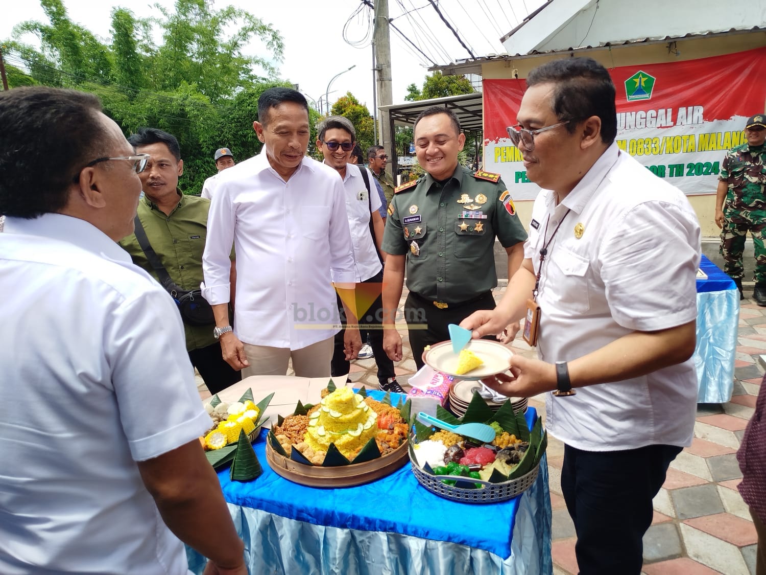 Potong Tumpeng meresmikan Program Manunggal Air di Kelurahan Cemorokandang (blok-a.com / Yogga Ardiawan)