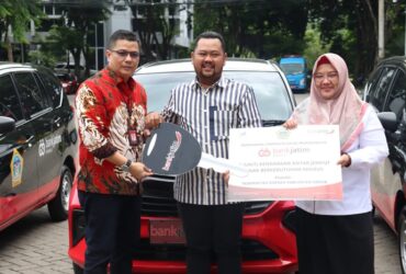 Bupati Gresik Fandi Akhmad Yani (tengah), Wabup Hj. Aminatun Habibah (Kanan) menerima unit mobil bantuan dari Bank Jatim.(Istimewa)