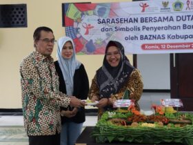 Wabup Gresik Hj Aminatun Habibah (kanan) menghadiri sarasehan peringatan hari AIDS sedunia tahun 2024.