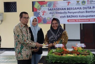 Wabup Gresik Hj Aminatun Habibah (kanan) menghadiri sarasehan peringatan hari AIDS sedunia tahun 2024.