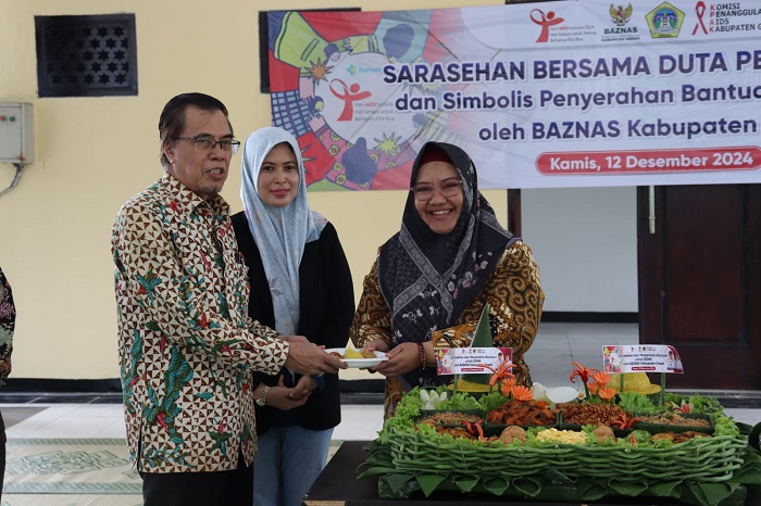 Wabup Gresik Hj Aminatun Habibah (kanan) menghadiri sarasehan peringatan hari AIDS sedunia tahun 2024.
