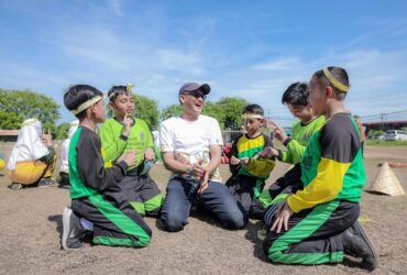 Peringatan Hari Anak Sedunia digelar di Lapangan Sepak Bola Manyar Sidomukti, Gresik.