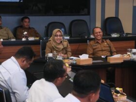 Bupati Mojokerto Ikfina Fahmawati pimpin pertemuan acara pengendalian inflasi daerah.(blok-a.com/Syahrul Wijaya)