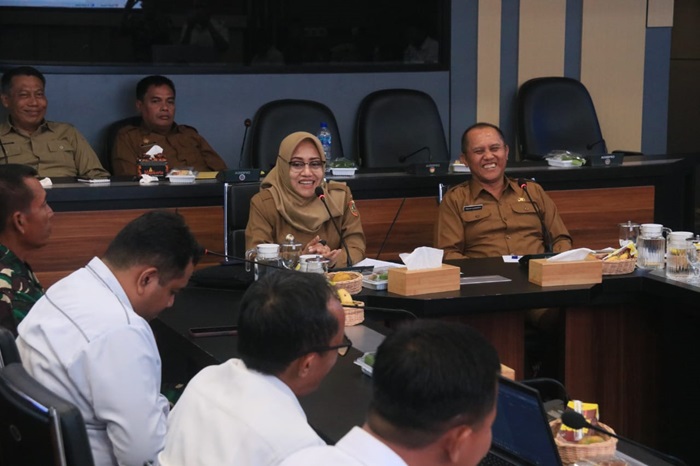Bupati Mojokerto Ikfina Fahmawati pimpin pertemuan acara pengendalian inflasi daerah.(blok-a.com/Syahrul Wijaya)