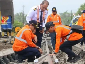 Sejumlah perbaikan dan penggantian prasarana, yang meliputi perbaikan geometri jalur di perlintasan, penggantian rel tipe R54, penggantian wesel, serta pembaruan bantalan rel di wilayah Daop 7 Madiun. (Dok PT KAI for Blok-a.com)