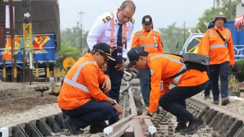 Sejumlah perbaikan dan penggantian prasarana, yang meliputi perbaikan geometri jalur di perlintasan, penggantian rel tipe R54, penggantian wesel, serta pembaruan bantalan rel di wilayah Daop 7 Madiun. (Dok PT KAI for Blok-a.com)