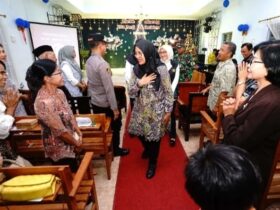 Bupati Banyuwangi saat kunjungi sejumlah Gereja, Selasa (24/12/2024) malam. (dok Humas Pemkab)