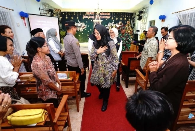 Bupati Banyuwangi saat kunjungi sejumlah Gereja, Selasa (24/12/2024) malam. (dok Humas Pemkab)