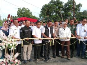 Pj Bupati Probolinggo Ugas Irwanto menggunting pita sebagai penanda jembatan Sumberkerang Sebaung disaksikan Forkompinda, Rabu (18/12/2024).