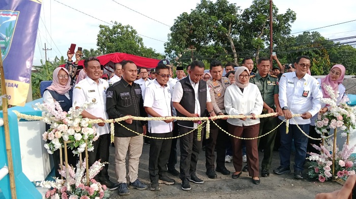 Pj Bupati Probolinggo Ugas Irwanto menggunting pita sebagai penanda jembatan Sumberkerang Sebaung disaksikan Forkompinda, Rabu (18/12/2024).