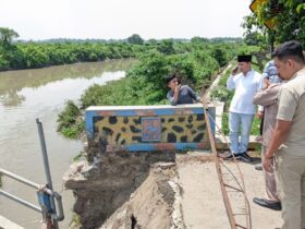 Jembatan yang putus di desa Kedunggempol dan desa Kebondalem.(blok-a.com/Syahrul Wijaya)