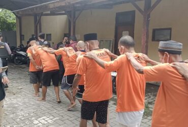 Kasat Reskrim Polres Pamekasan, AKP Doni Setiawan saat menggelar konfrensi pers di Aula Joglo Polres setempat, tentang perjudian, Rabu (18/12/2024).