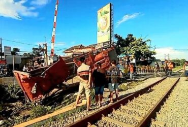 Kondisi truk gandeng yang ditabrak KA Kertanegara relasi Purwokerto - Malang di perlintasan sebidang Jalan Tanjung Kelurahan Pakunden Kota Blitar. (blok-a.com/Fajar)