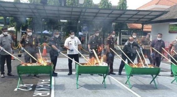Gelar pemusnahan barang bukti hasil tindak kejahatan di Kantor Kejaksaan Negeri Sidoarjo, Rabu (4/12/2024).