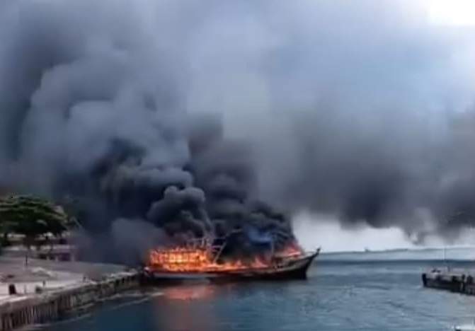 Video kebakaran dua kapal nelayan yang bersandar di Dermaga Masami, Kecamatan Kalipuro, Banyuwangi, Senin (2/12/2024). (blok-a.com/Kuryanto)