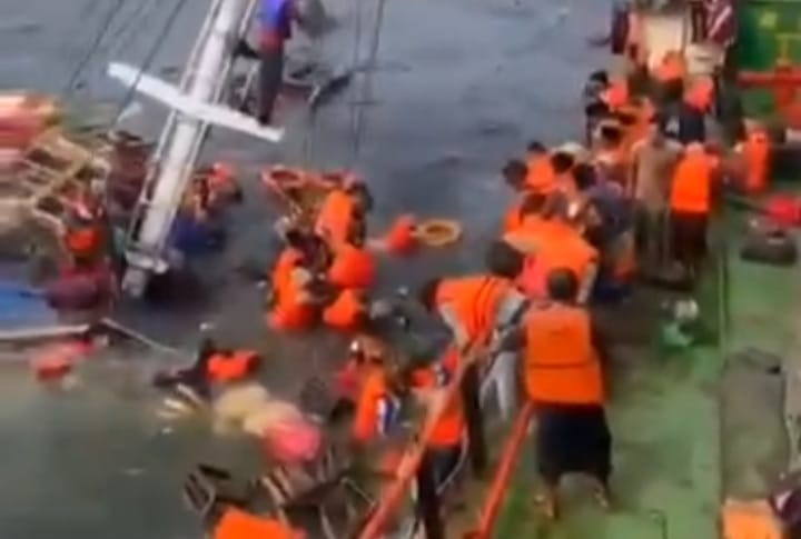 Tangkapan layar video insiden tenggelamnya KLM Lorena Sari di perairan Situbondo saat perjalanan dari Pulau Sapudi menuju Pelabuhan Kalbut, Situbondo, Minggu (8/12/2024).