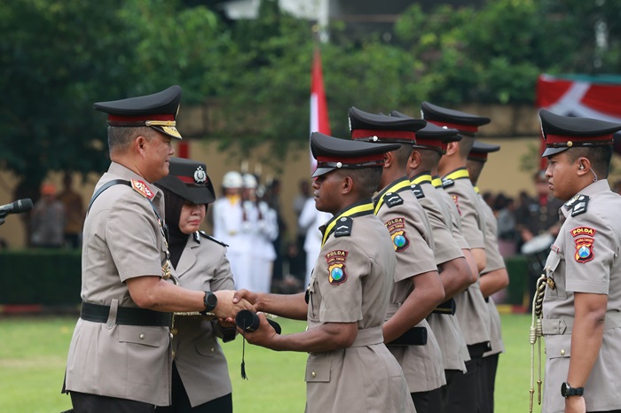 Kapolda melantik Bintara polri di SPN Polda, bangsal, Mojokerto.(blok-a.com/Syahrul Wijaya)