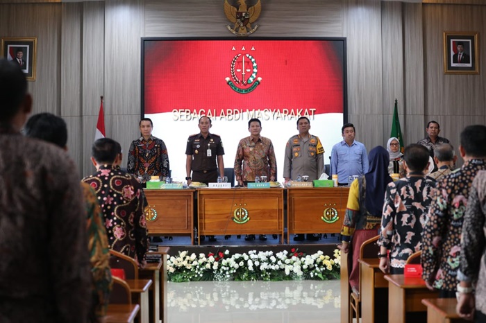 Kajari Sidoarjo, Roy Revalino Herudiansyah bersama Forkopimda Sidoarjo saat acara Saresehan Pustaka peringatan hari anti korupsi di Aula Kejaksaan Negeri Sidoarjo.
