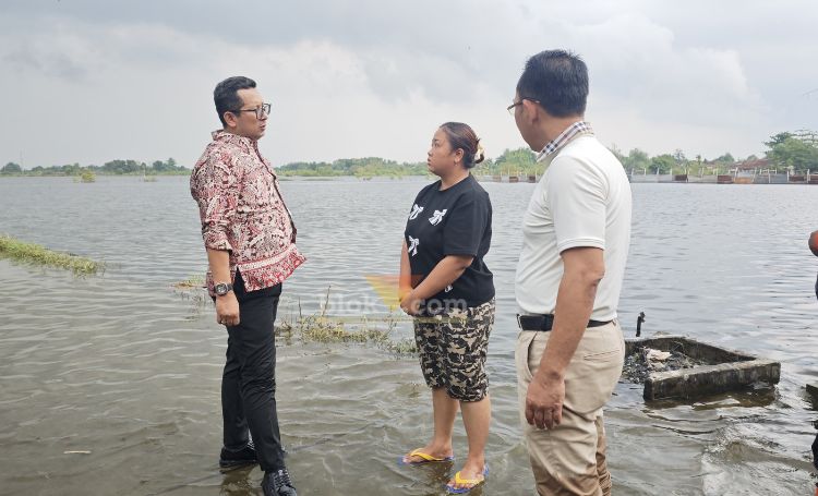 Pj Wali Kota Mojokerto datang ke lokasi banjir.(blok-a.com/Syahrul Wijaya)