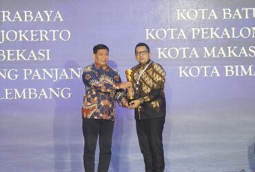 Mas Pj Wali Kota Mojokerto saat terima penghargaan predikat kota terinovatif di ajang IGA.(dokumen Kominfo)