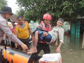 Anggota polres Mojokerto selamatkan lansia dari banjir.