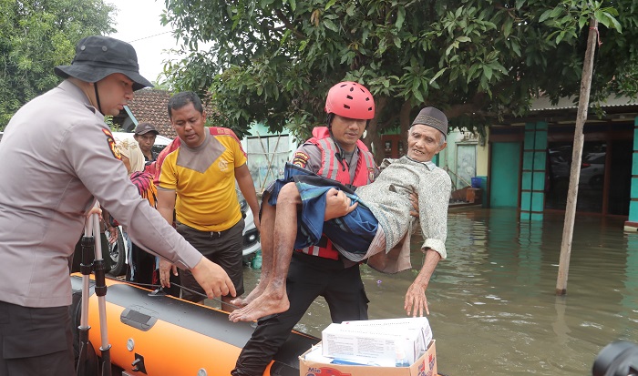 Anggota polres Mojokerto selamatkan lansia dari banjir.