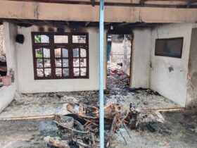 Rumah di Desa Metatu, Kecamatan Benjeng, Gresik ludes terbakar beserta dua sepeda motor.