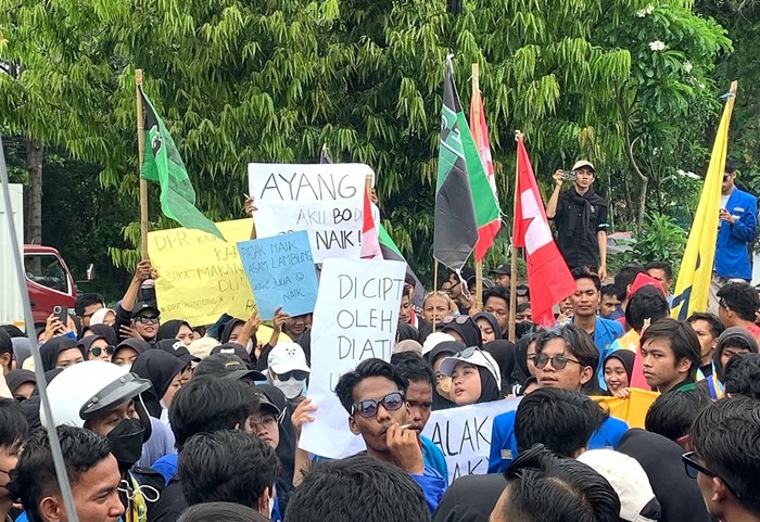 Suasana para demonstran di gedung DPRD Kabupaten Probolinggo.(Instagram/PCPMII Probolinggo)