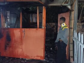 Petugas mengamankan lokasi kebakaran warung mie "Jebew dan Wonton" di Dusun Petahunan, Desa Jajag, Kecamatan Gambiran, Banyuwangi, pada Senin (23/12/2024).
