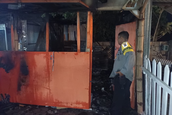Petugas mengamankan lokasi kebakaran warung mie "Jebew dan Wonton" di Dusun Petahunan, Desa Jajag, Kecamatan Gambiran, Banyuwangi, pada Senin (23/12/2024).
