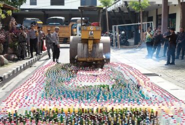 Ribuan botol miras yang dimusnahkan di Mako Polres Jombang.(blok-a.com/Syahrul Wijaya)