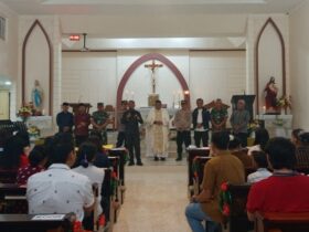 (Pj) Bupati Probolinggo, Ugas Irwanto bersama Forkopimda saat menghadiri perayaan Natal di Gedung Santo Paulus.