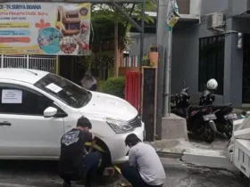Petugas Dishub Kota Malang menindak mobil yang parkir sembarangan hingga tutupi akses masuk ke TK di Jalan Joyo Tambaksari, Kecamatan Lowokwaru (dok: istimewa)