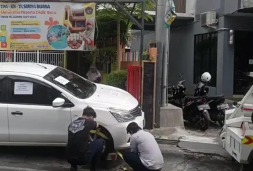 Petugas Dishub Kota Malang menindak mobil yang parkir sembarangan hingga tutupi akses masuk ke TK di Jalan Joyo Tambaksari, Kecamatan Lowokwaru (dok: istimewa)