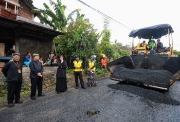 Bupati Banyuwangi, Ipuk Fiestiandani meninjau pembangunan ruas jalan Rogojampi -Songgon sepanjang 1,4 KM, Rabu (11/12/2024).(blok-a.com/Kuryanto)