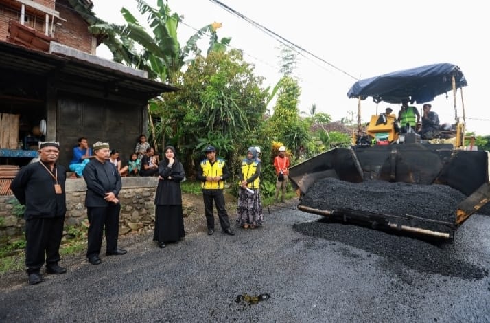 Bupati Banyuwangi, Ipuk Fiestiandani meninjau pembangunan ruas jalan Rogojampi -Songgon sepanjang 1,4 KM, Rabu (11/12/2024).(blok-a.com/Kuryanto)