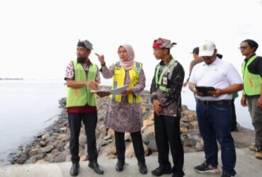 Bupati Banyuwangi meninjau langsung kesiapan destinasi wisata Pantai Grand Watu Dodol sambut lonjakan wisatawan perayaan Nataru, Jumat (20/12/2024).(blok-a.com/Kuryanto)