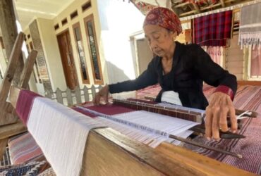 Siyami, penenun tertua di Kabupaten Banyuwangi.