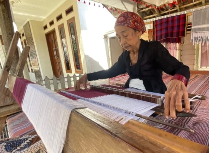 Siyami, penenun tertua di Kabupaten Banyuwangi.