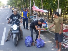 Aksi jumat berkah komunitas Never Give Up (NGU) di Bojonegoro.