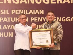 Wakil Bupati Malang, Didik Gatot Subroto terima penghargaan dari Ombudsman Republik Indonesia (dok. Prokopim Kabupaten Malang)