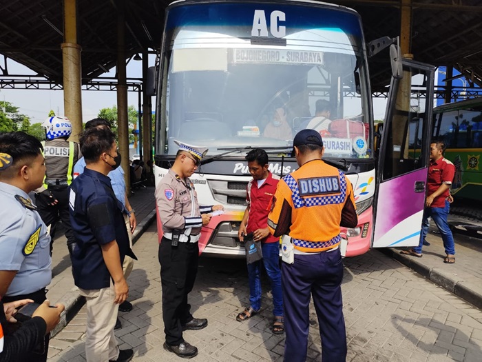 Satuan Lalu Lintas (Satlantas) Polres Gresik mengecek kondisi Bus di Terminal Bunder, Gresik. (Istimewa)