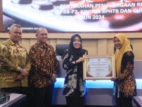 Bupati Mojokerto Ikfina Fahmawati saat menyerahkan penghargaan.(blok-a.com/Syahrul Wijaya)